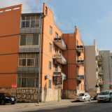 Bassi e colorati edifici di due massimo tre piani, inseriti in aree condominiali circondate da strette stradine, che sono ancora presenti e abitate